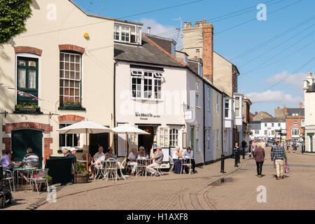 Straßencafés mit Leuten essen gehen in der Sonne. Hoffnung-Platz. Bucht von St, Weymouth, Dorset, England, UK, Großbritannien Stockfoto