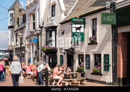 Die Leute trinken außerhalb des 16. Jahrhunderts den Schwarzen Hund ältesten Pub in Dorchester, Dorset, England, Großbritannien, Großbritannien Stockfoto
