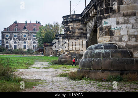 Fußgänger Fuß am Ufer der Elbe in Dresden, Deutschland. Stockfoto