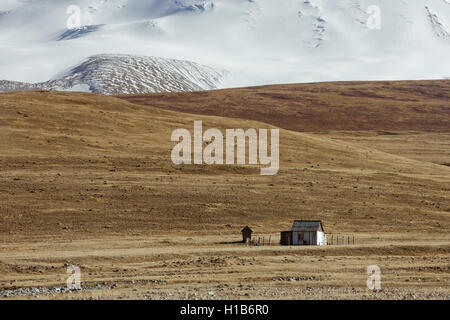 Kleines Haus auf dem Schnee Berge Hintergrund Stockfoto