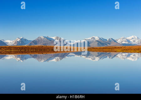 Crystal Lake umgeben von grünen montains Stockfoto