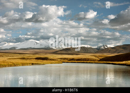 Crystal Lake umgeben von grünen montains Stockfoto