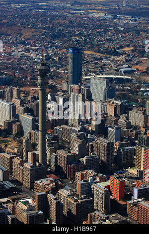 Luftaufnahme von Hillbrow mit Funkturm und Berea Turm, Johannesburg, Gauteng, Südafrika Stockfoto