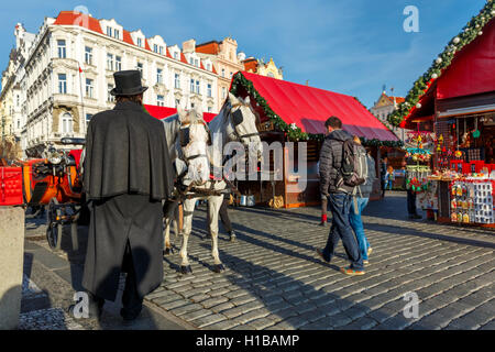 Pferdekutsche auf Platz der Prager Altstadt Stockfoto
