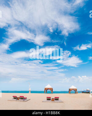 Baldachin am Strand von Kuta auf Bali Indonesien Stockfoto