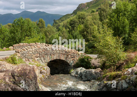 Ashness Brücke über Barrow Beck, Borrowdale mit Skiddaw in der Ferne, Lake District, Cumbria Stockfoto