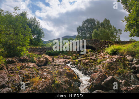 Ashness Brücke über Barrow Beck, Borrowdale, Lake District, Cumbria Stockfoto