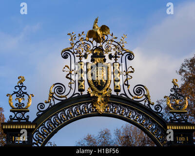 Nation-Emblem der französischen Republik auf einer geschmückten Metalltür im Elysee-Palast Stockfoto