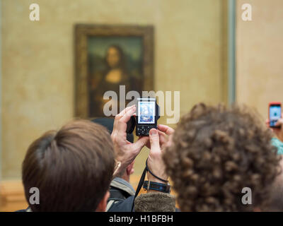 PARIS - 8. Dezember: Besucher fotografieren von Leonardo DaVincis "Mona Lisa" im Louvre, 8. Dezember 2013 in Paris, Frankreich Stockfoto