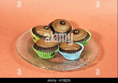 Dessert-Cookies-Muffins mit Sahne und Schokolade Stockfoto