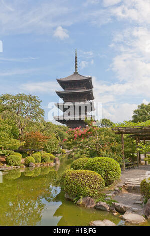 Fünfstöckige Pagode (Gojunoto, ca. 1644) von Toji Tempel in Kyoto. Der höchste Holzturm in Japan (54,8 m), Symbol des Kyoto-Protokolls Stockfoto