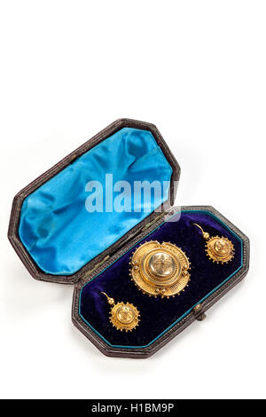 Viktorianische goldene Brosche und passende Ohrringe in blauem Samt und satin. Stockfoto