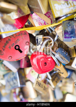 PARIS - 6. Dezember: Liebe Vorhängeschlösser in Pont de l'Archeveche am 6. Dezember 2013, in Paris. Tausende von Schlössern von Liebespaar Stockfoto