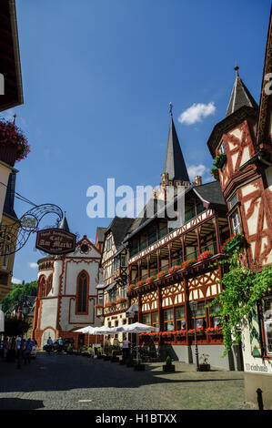 Bacharach, Deutschland - 9. Juli 2011: Mittelalterliches Dorf Bacharach. Traditionelle Frameworks (Fachwerk) Häuser in Straßen der Stadt. Rhein Stockfoto