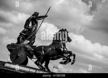 LONDON, UK - 25. Mai 2014: Königin Boudicca Denkmal am Westminster Pier im Zentrum von London. Verarbeitet in schwarz und weiß. Stockfoto