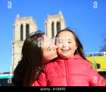 Glückliche Momente mit der Familie in Paris Stadt Stockfoto