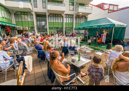 Menschen Sie beobachten Musik im Freien bei Menningarnott, The Cultural Festival in Reykjavik, Island Stockfoto