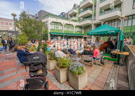 Menschen, die Musik im Freien zu genießen, während Menningarnott-The Cultural Festival in Reykjavik, Island Stockfoto