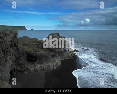 Schwarzer Sandstrand, Reynisdrangar Klippen, Reynisfjara Strand, Island Stockfoto