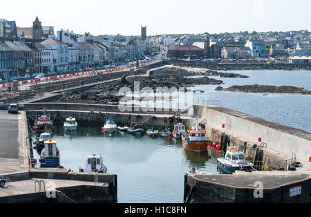 Portstewart Boot Fischerhafen und Hauptstraße am Meer, County Londonderry, Nordirland Stockfoto