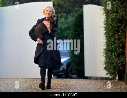 Mary Berry mit ihrem Hund Darcey vor ihrem Haus in Buckinghamshire, nachdem sie angekündigt hatte, dass sie sich nicht dem Great British Bake Off auf Channel 4 anschließen werde, und sagte, dass meine Entscheidung, bei der BBC zu bleiben, aus Loyalität zu ihnen sei. Stockfoto