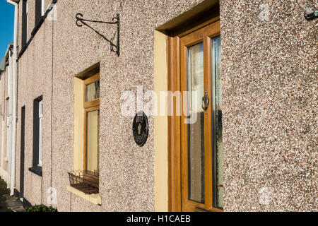 Kiesel gestrichelte Wände von Häusern, Hütten inmitten der Hügel Dorf Llansaint, in der Nähe von Kidwelly, Carmarthenshire, Wales. Stockfoto