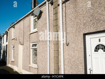 Kiesel gestrichelte Wände von Häusern, Hütten inmitten der Hügel Dorf Llansaint, in der Nähe von Kidwelly, Carmarthenshire, Wales. Stockfoto