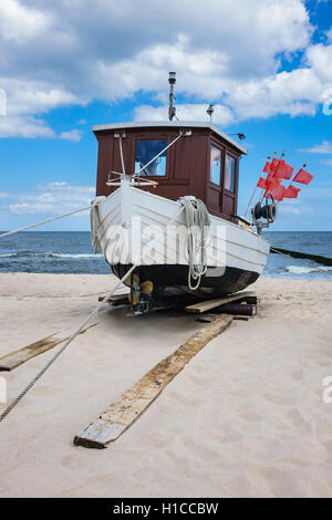 Ein Fischerboot am Ufer der Ostsee im höchsten (Deutschland) Stockfoto