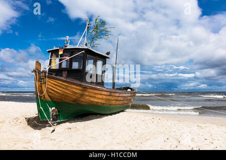 Ein Fischerboot am Ufer der Ostsee in Ahlbeck (Deutschland) Stockfoto