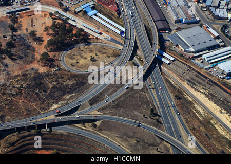 Luftaufnahme von der Krone Interchange in Johannesburg, Gauteng, Südafrika Stockfoto