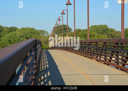 Die Spottdrossel Punkt Fußgängerbrücke überquert am Nordende des White Rock Lake in Dallas und verbindet die Jogging- und Radwege. Stockfoto