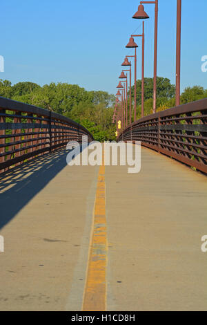 Die Spottdrossel Punkt Fußgängerbrücke überquert am Nordende des White Rock Lake in Dallas und verbindet die Jogging- und Radwege. Stockfoto