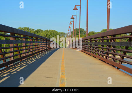 Die Spottdrossel Punkt Fußgängerbrücke überquert am Nordende des White Rock Lake in Dallas und verbindet die Jogging- und Radwege. Stockfoto