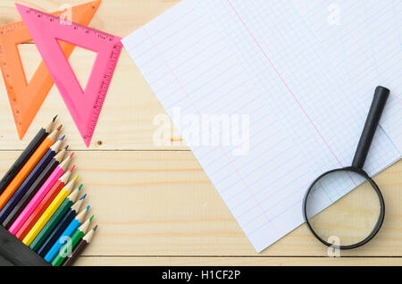Buntstifte und Papier Stockfoto