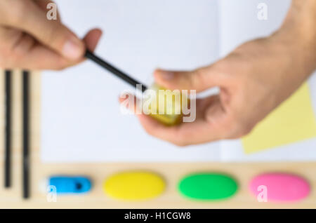 Draufsicht der Hände des Mannes schärfen Bleistift Stockfoto