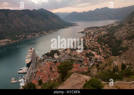 Landschaft der Bucht von Kotor in Montenegro bei Sonnenuntergang Stockfoto