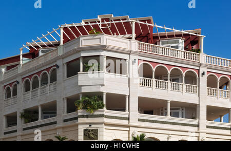 Die Hotelfassade gegen den blauen Himmel. Stockfoto
