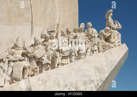 Denkmäler. Das Denkmal der Entdeckungen in Belém feiert die großen Helden der portugiesischen Zeitalter der Erforschung und Entdeckung. Lissabon, Portugal. Stockfoto