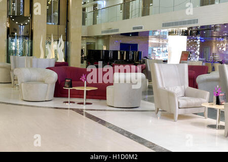 Hall Hotel, Sofas, Sesseln und Klavier schwarz. Stockfoto