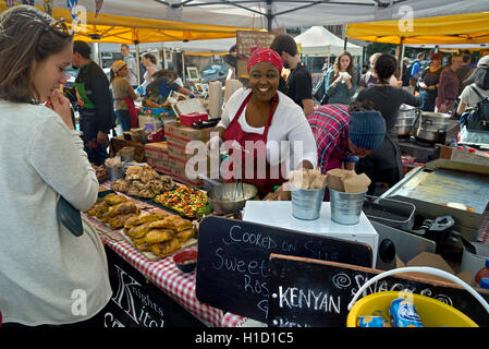 Ein Lächeln auf den Lippen Koch aus Ritters Küche in Edinburgh, die afrikanische Speisen in einem Stall in der Grassmarket. Stockfoto