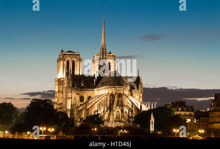 Die Notre-Dame ist eine historische katholische Kathedrale auf der Osthälfte der Île De La Cité im 4. Arrondissement von Paris. Stockfoto