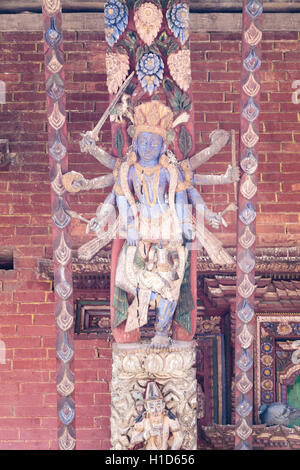 Tempel-Dach unterstützt in Form einer tantrischen Gottheit, Changu Narayan-Tempel in der Nähe von Bhaktapur, Nepal Stockfoto