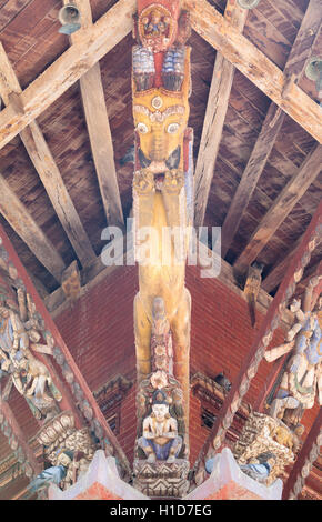 Skulptur Dach Strebe, Changu Narayan-Tempel in der Nähe von Bhaktapur, Nepal Stockfoto