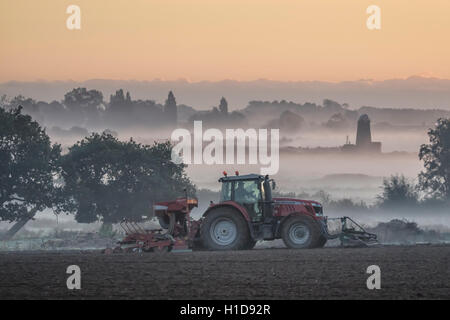 Pflügen über Broadland Sümpfe, Norfolk Stockfoto