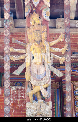 Tempel-Dach unterstützt in Form einer tantrischen Gottheit, Changu Narayan-Tempel in der Nähe von Bhaktapur, Nepal Stockfoto