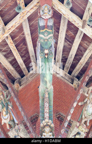 Skulptur Dach Strebe, Changu Narayan-Tempel in der Nähe von Bhaktapur, Nepal Stockfoto