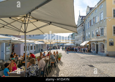 Cafés, Bars und Restaurants auf Markstrasse in den späten Nachmittag, Bad Tölz, Bayern, Deutschland Stockfoto