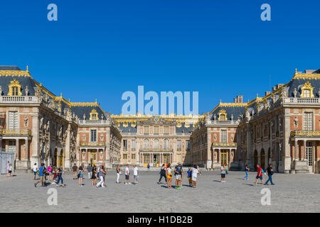 Hof an der Vorderseite des Chateau de Versailles (Schloss von Versailles), in der Nähe von Paris, Frankreich Stockfoto