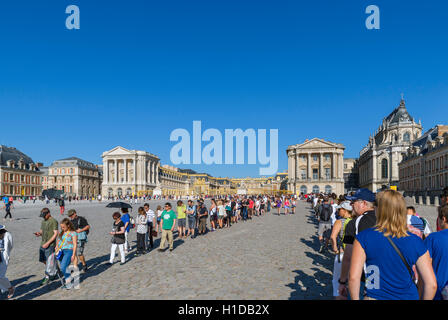 Schlangen von Menschen warten, um durch Sicherheitskontrollen am Chateau de Versailles (Schloss von Versailles), in der Nähe von Paris, Frankreich Stockfoto