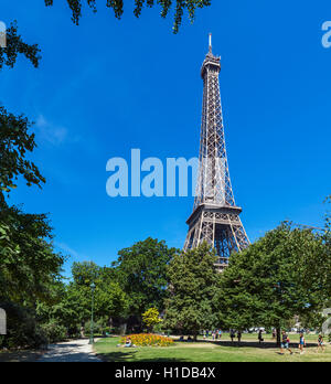 Eiffelturm (Tour Eiffel) aus dem Champ de Mars, Paris, Frankreich Stockfoto